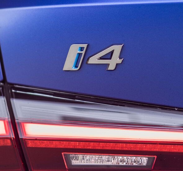 BMW-i4-Typeaanduiding-Matblauw-Ekris-Header-Mobile