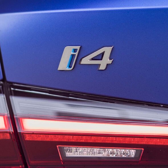 BMW-i4-Typeaanduiding-Matblauw-Ekris-Header-Mobile