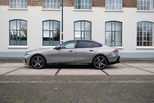 bmw-i5-zijkant-mobiel