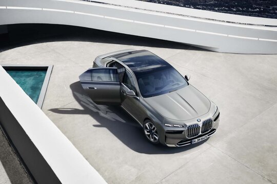 BMW-i7-Beige-Voorkant-Bovenkant-Achterdeur-Open