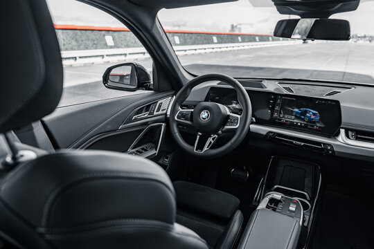 BMW-iX1-Interieur-Stuur-Cockpit-Ekris