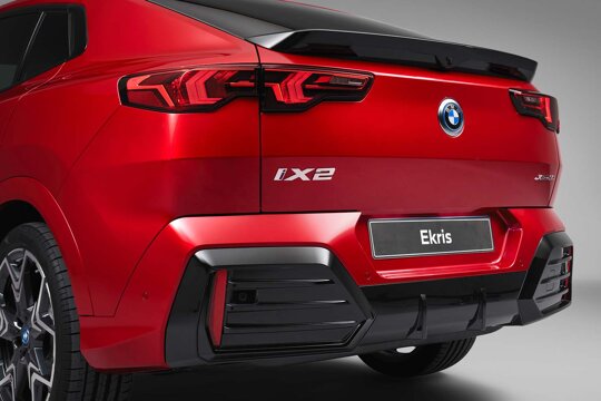 BMW-iX2-Rood-Achterkant-Achterbumper-spoiler