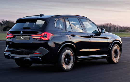 BMW_iX3_Achterkant_Zwart_1320x838