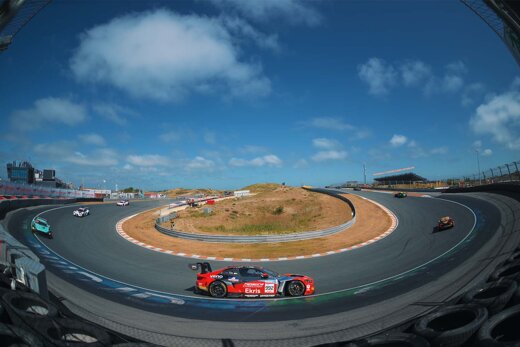 BMW_M4_GT3_Evo-Rood_Zijkant_Bocht3_Zandvoort
