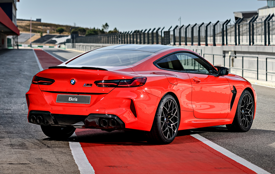 BMW_M8_Coupé_Achterkant_Rood_1320x838