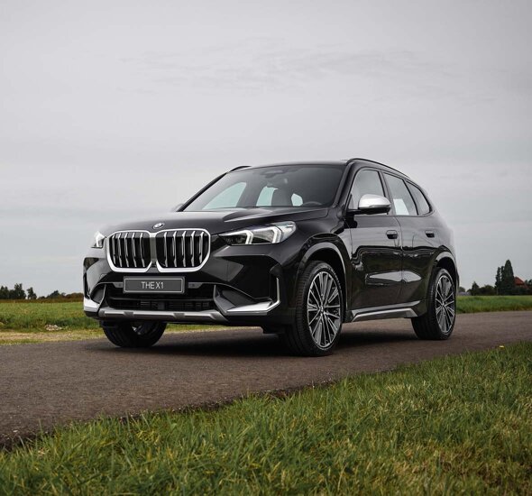 BMW-X1-Zwart-voorkant-weiland-header-mobiel