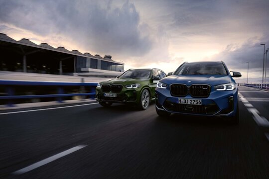 BMW-X3-Modellen-Rijdend-Voorkant-Weg