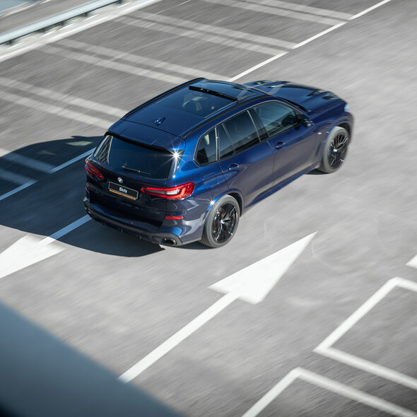 BMW_X5_45e_Hybride_Blauw_Exterieur_Rijdend_1180x1180
