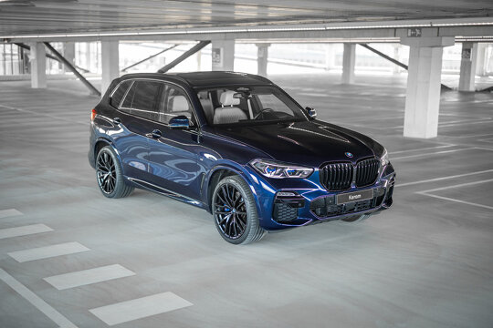 BMW_X5_45e_Hybride_Blauw_Exterieur_Voorkant_Zijkant_Bovenkant_Keram_1520x1014
