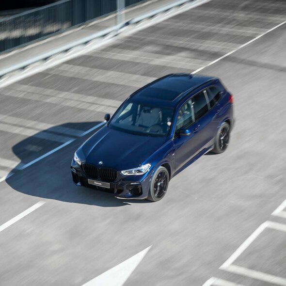 BMW-X5-Blauw-voorkant-bovenkant-rijdend-header-mobiel