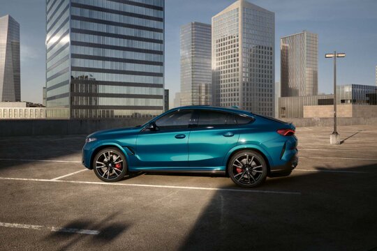 BMW-X6-Blauw-Zijkant-Parkeerdek-Kantoren