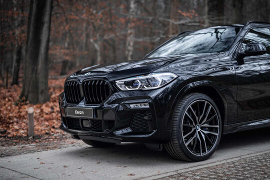 BMW-X6-zwart-voorkant-zijkant-posbank