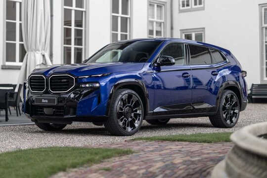 BMW-XM-Blauw-Voorkant-Zijkant-Hotel-Karel-V-Ekris-Header-Mobile