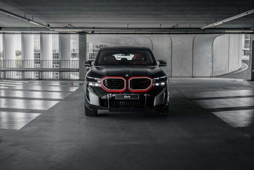 BMW-XM-Label-Red-Zwart-voorkant-parkeergarage-Ekris-Header-Dekstop