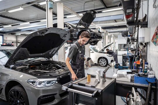 Ekris-Werkplaats-Monteur-werk
