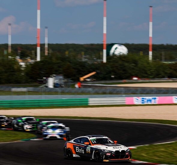 Maxime-Oosten-Ekris-BMW-M4-GT4-Lausitzring-Voorkant-zijkant-header-mobile