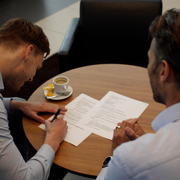 Medewerker-contract-tekenen-Keram-mobiel