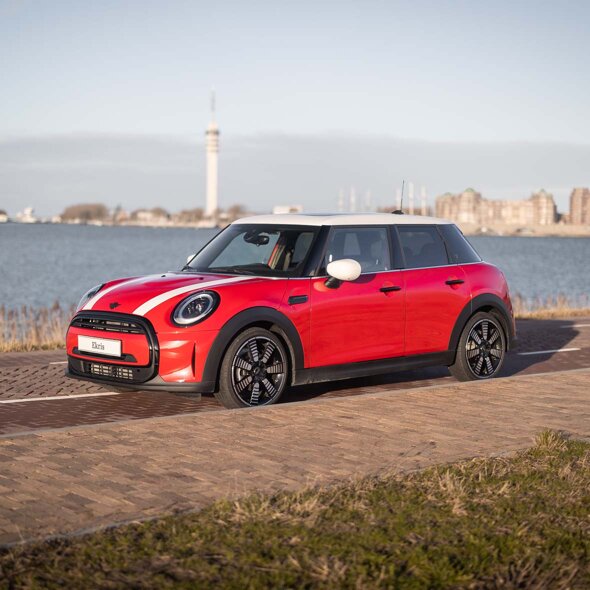 MINI-5-Deurs-Chili-Red-Zijkant-Witte-strepen-wit-dak-mobiel