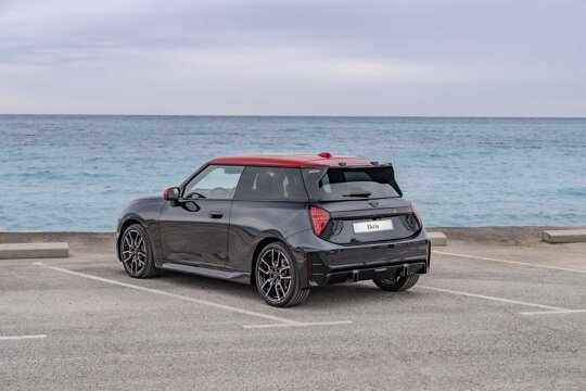 MINI-Cooper-SE-JCW-Zwart-Rood-Dak-achterkant-zee