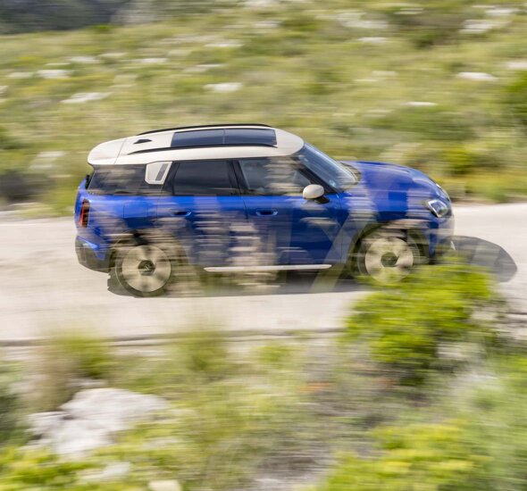 MINI-Countryman-Electric-Blauw-Rijdend-zijkant-header-mobile-ekris