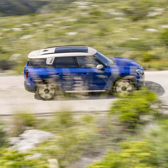 MINI-Countryman-Electric-Blauw-Rijdend-zijkant-header-mobile-ekris