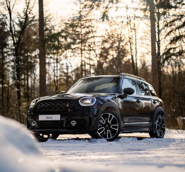 MINI-Countryman-PHEV-blauw-voorkant-zijkant-sneeuw-mobiel