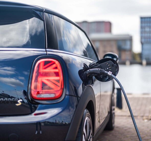 MINI-Electric-blauw-achterkant-union-jack-achterlicht-laden-op-het-werk-mobiel