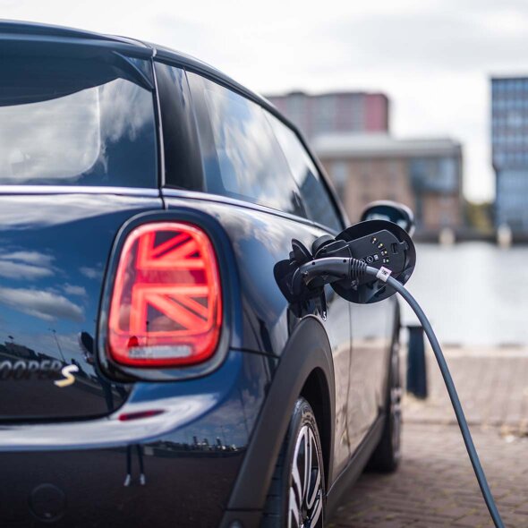 MINI-Electric-blauw-achterkant-union-jack-achterlicht-laden-op-het-werk-mobiel