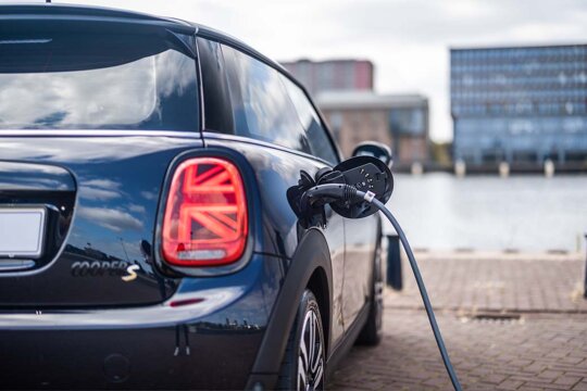 MINI-Electric-Blauw-laden-laadkabel-parkeerplaats