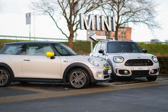 MINI-Electric-Zijkant-MINI-Countryman-hybride-voorkant-grijs-parkeerplaats-MINI-bord