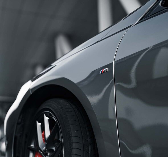 BMW-1-Serie-Grijs-Voorkant-M-Sport-Logo-Ekris-Header-Mobile