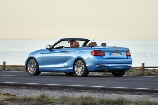 BMW-2-Serie-Cabrio-blauw-achterkant-rijdend