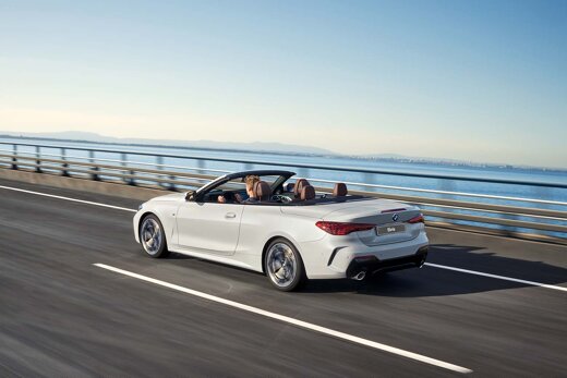 BMW-4-Serie-Cabrio-Wit-Achterkant-Rijdend-Ekris