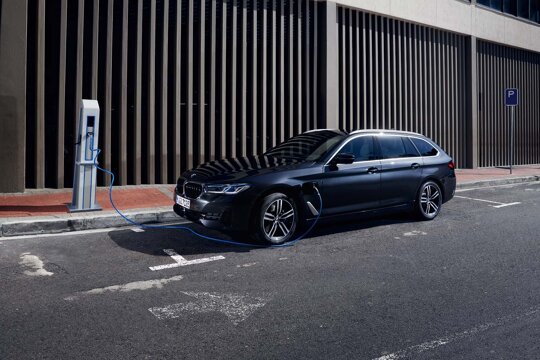 BMW-5-Serie-Touring-PHEV-Opladen-Laadpaal-Voorkant-ZIjkant-Straat-Ekris