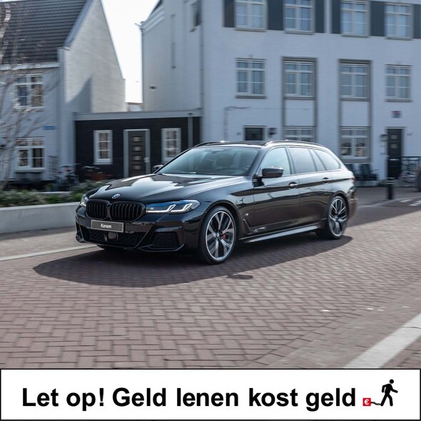 BMW-5-Serie-Touring-zwart-voorkant-rijdend-woonwijk-header-mobiel