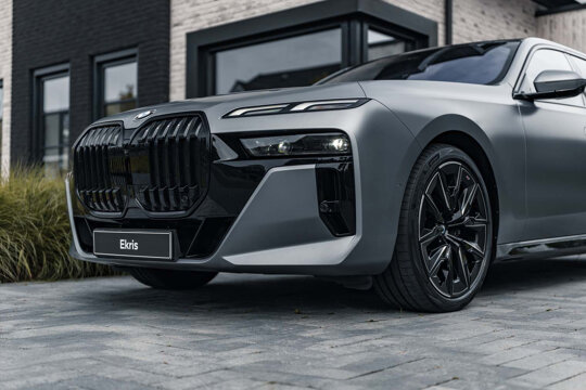bmw-7-serie-grijs-voorkant-oprit-ekris