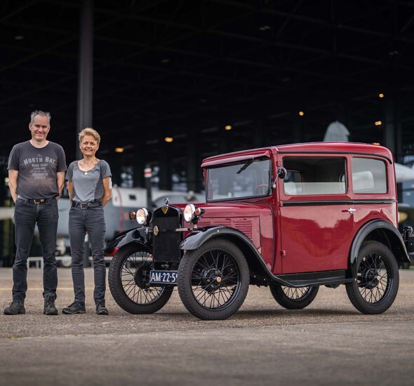 BMW-Dixi-DA4-rood-zijkant-eigenaren-vliegbasis-Soesterberg-mobiel