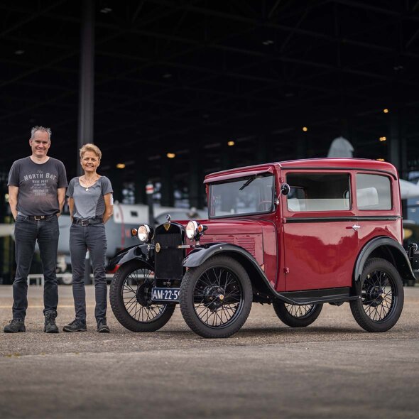 BMW-Dixi-DA4-rood-zijkant-eigenaren-vliegbasis-Soesterberg-mobiel