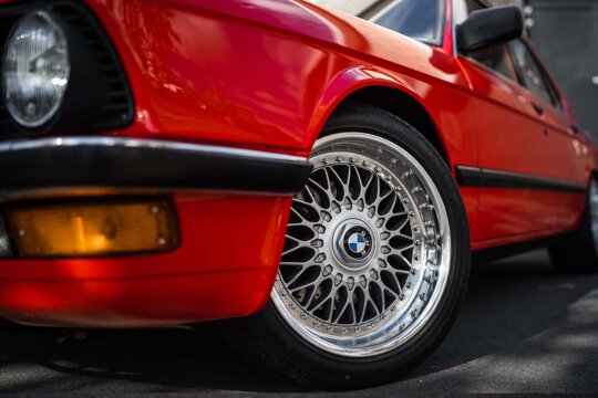 BMW-E28-Hennarot-velg-close-up