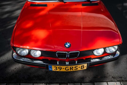 BMW-E28-Hennarot-voorkant-motorkap-bovenkant