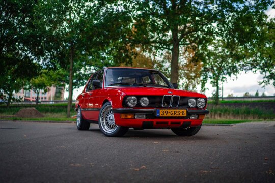 BMW-E28-Hennarot-voorkant-zijkant-bomen
