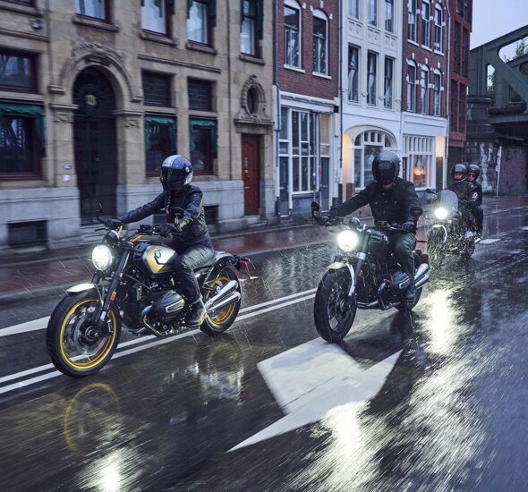 BMW_Heritage_Modellen_Rijdend_Regen_Header_Mobile_Ekris