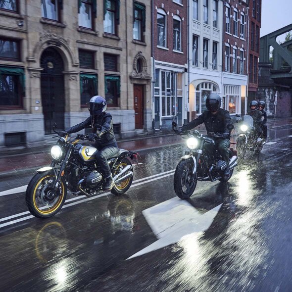 BMW_Heritage_Modellen_Rijdend_Regen_Header_Mobile_Ekris