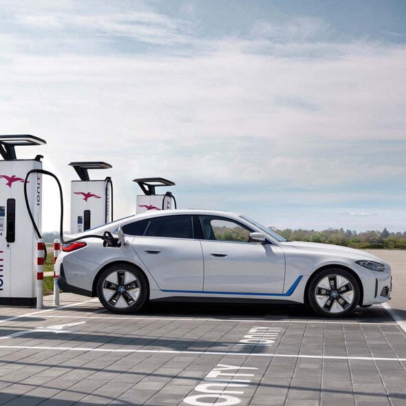 BMW-i4-wit-zijkant-opladen-snellader-mobiel-keram