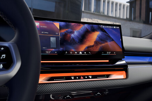 BMW-i5-Touring-Interieur-Display-1040x694