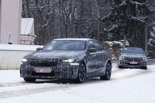 BMW-i5-Voorkant-Camouflage-Rijdend-Beeld-Sneeuw