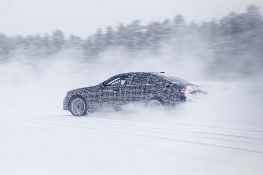 BMW-i5-Zijkant-Sneeuw-Driving-Shot