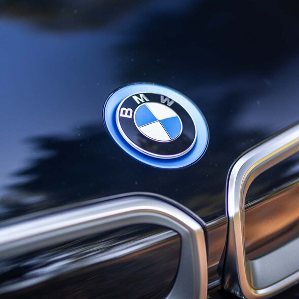 BMW-logo-bmw-i3-motorkap-bmw-i-blau-accent-mobiel Ekris