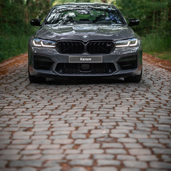 BMW_M5_Competition_Grijs_Exterieur_Voorkant_Keram_Header_Mobiel