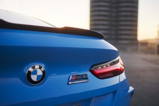 BMW-M8-Coupé-blauw-achterkant-badge-bmw-logo-achterlicht